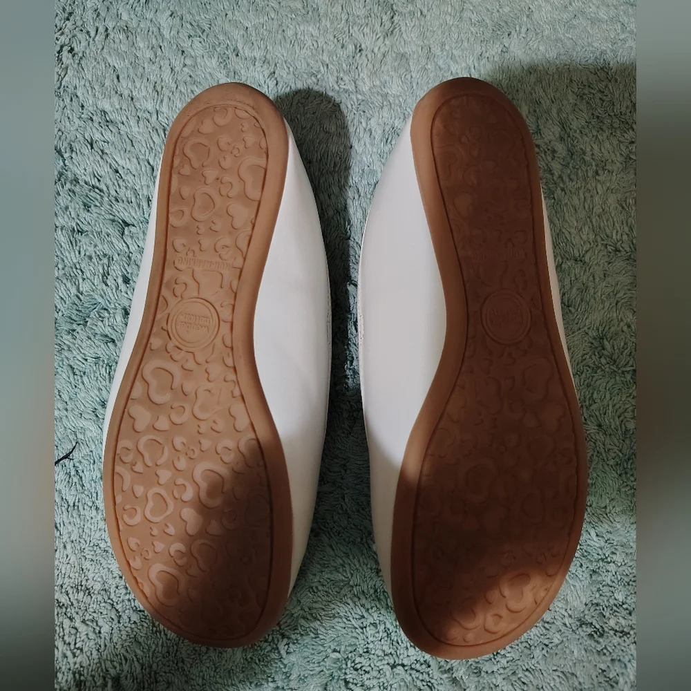 Girls Dress Shoes White With Bows Size 1.